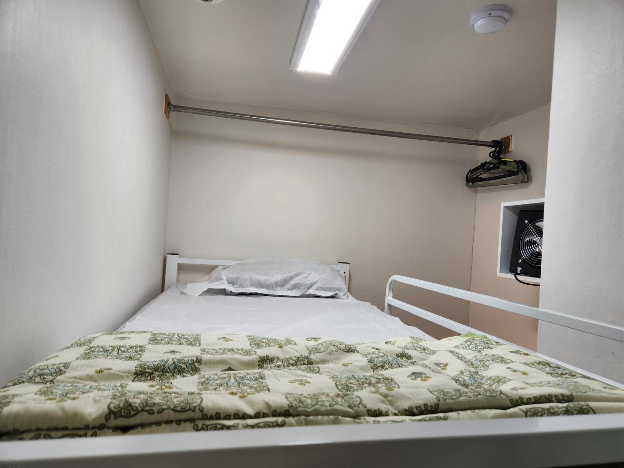 Singleguesthouse Cozybed -man Only- Hostel
